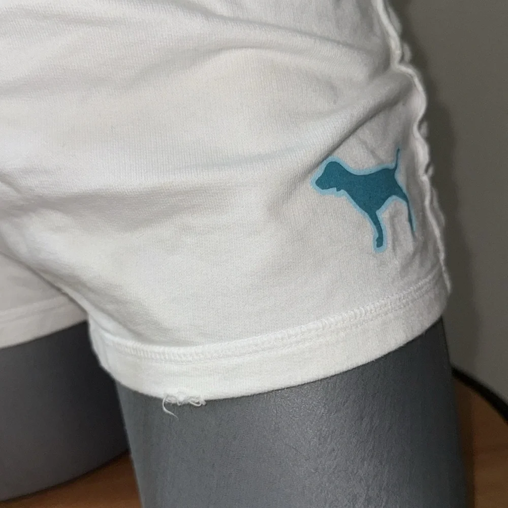 victoria’s Secret PINK girls &!Women's White Shorts with Blue Logo xs - Picture 2 of 6
